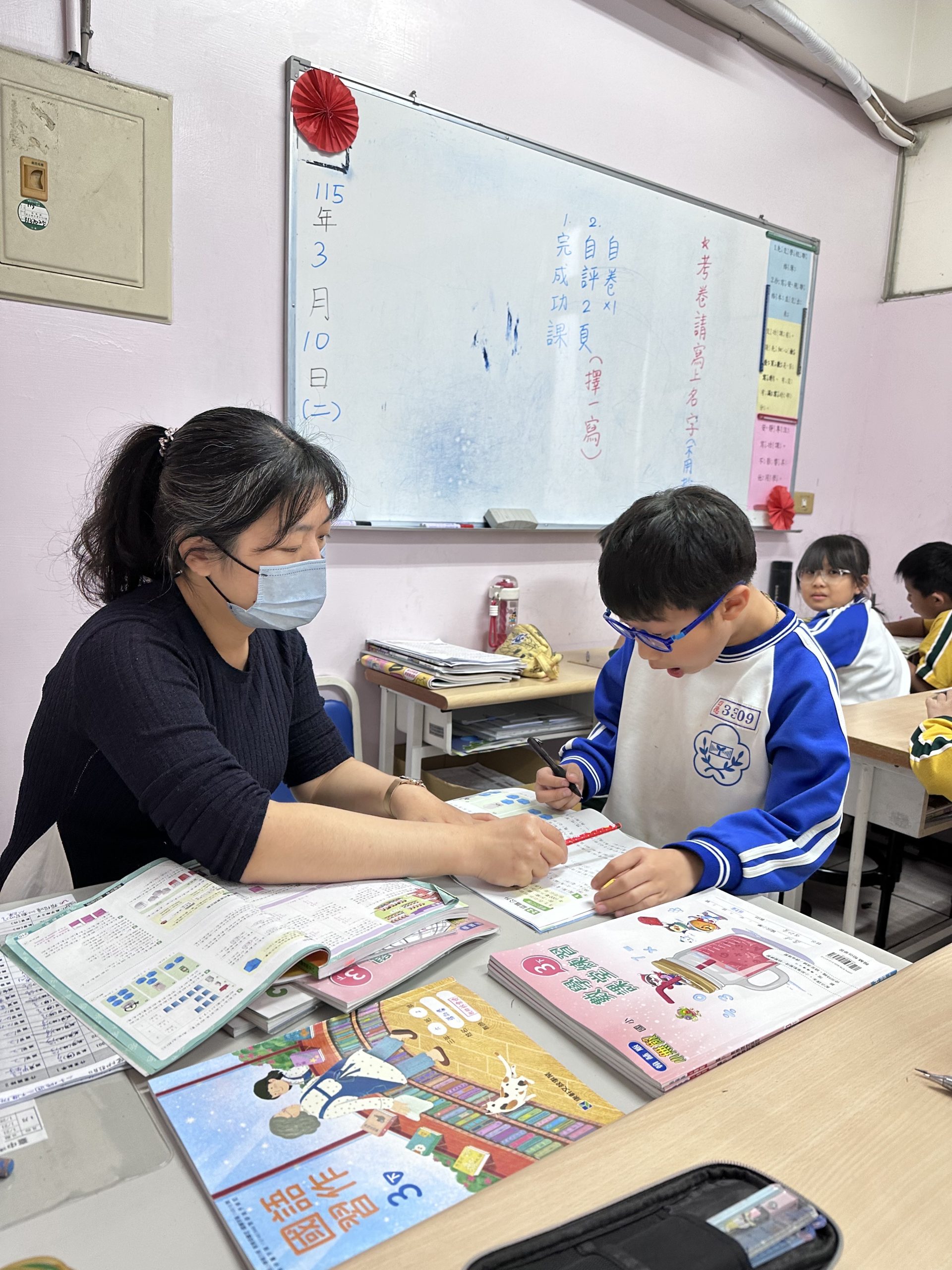 霧峰國小全科安親班老師輔導學生