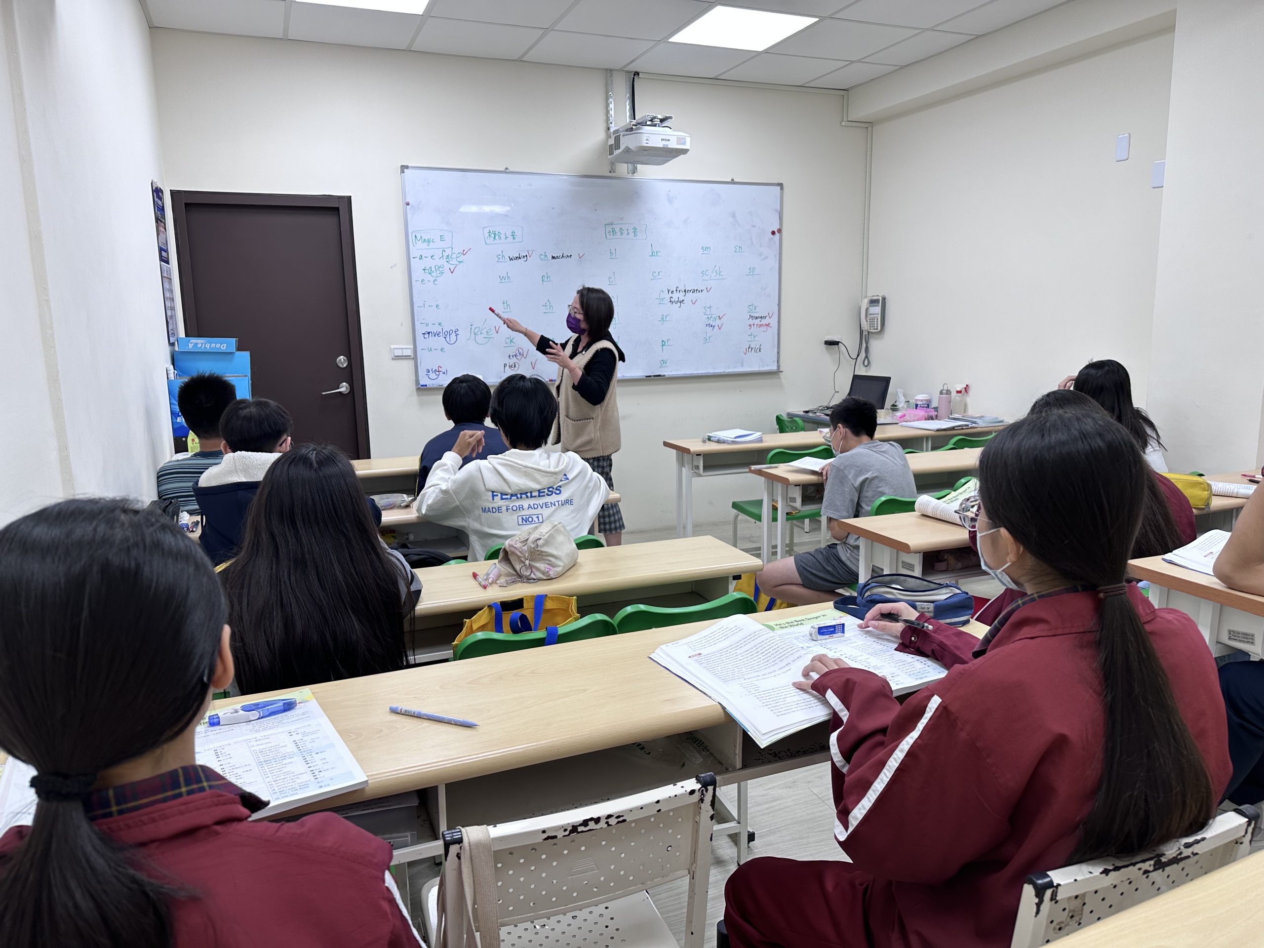 霧峰國中英語補習班老師輔導學生英文學習