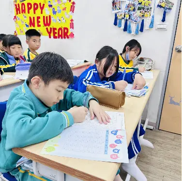 霧峰國小安親班孩子完成作業