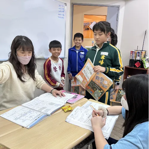 國小學生在補習班學習數學